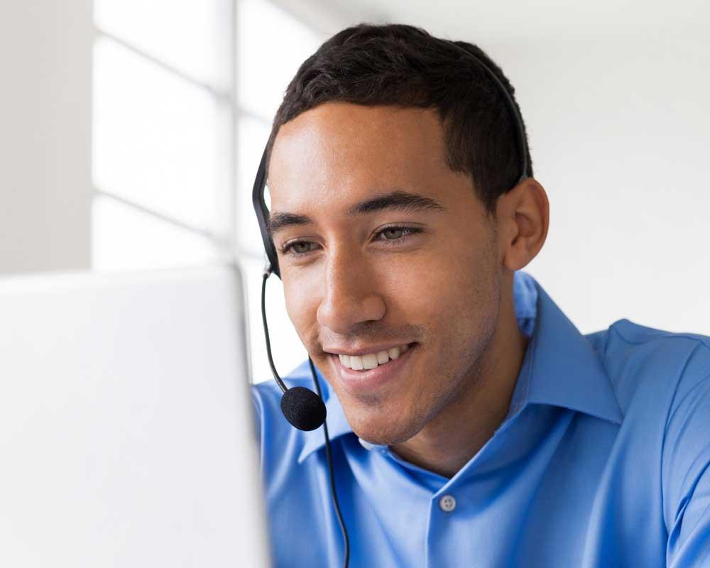 Service advisor talking to customer on the phone